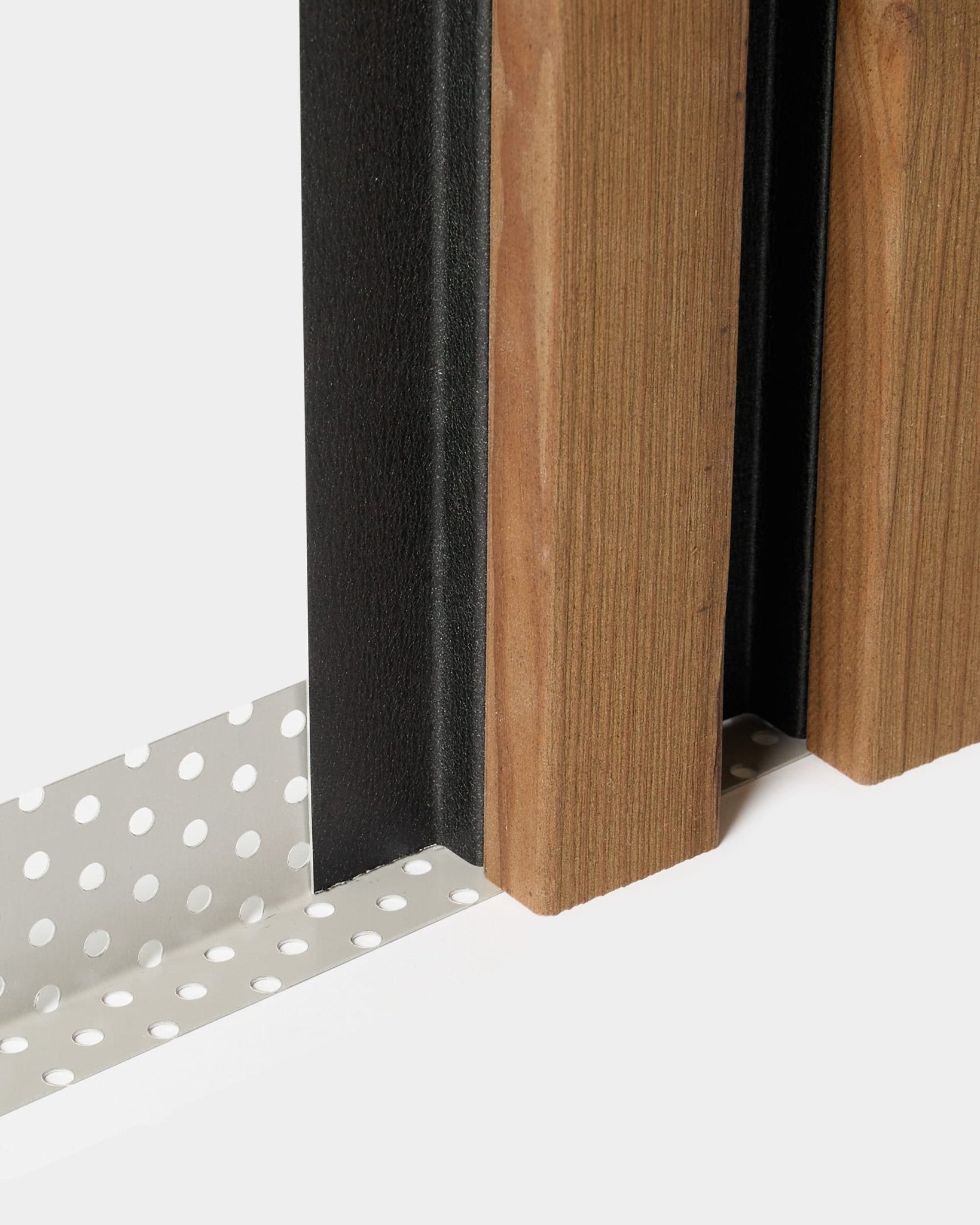 Nahaufnahme einer WoodUpp Aluwood Installation: 240 cm Insektenschutzgitter neben vertical Holzfassadenlamellen und einem black Paneel vor weißem Hintergrund.